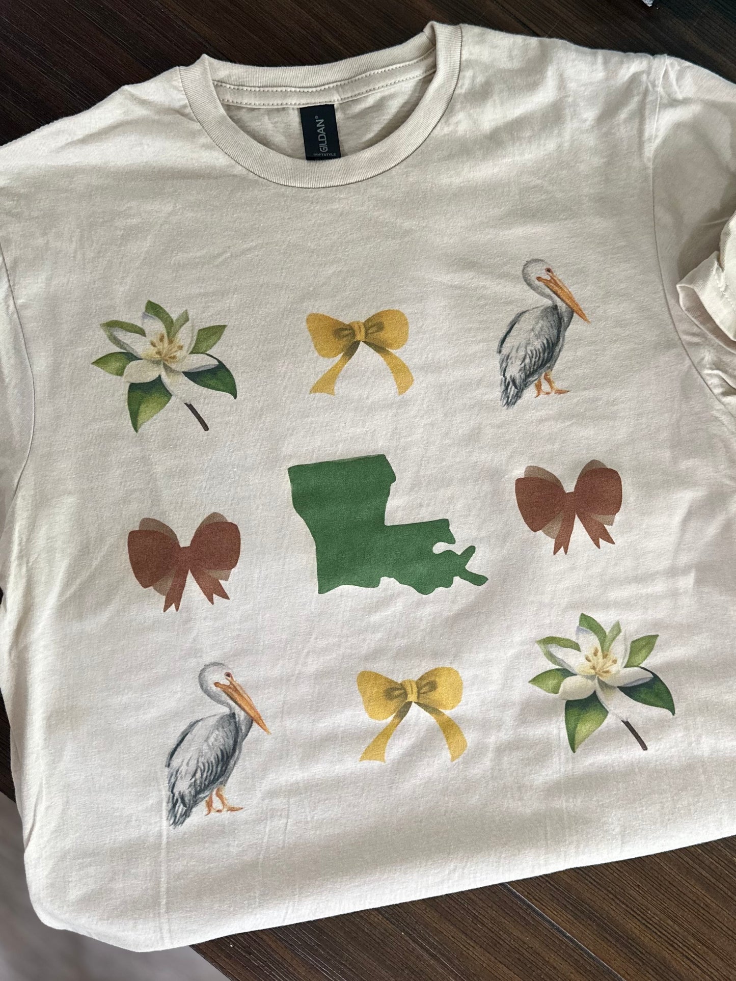 Louisiana pelicans|bows|magnolias t-shirt