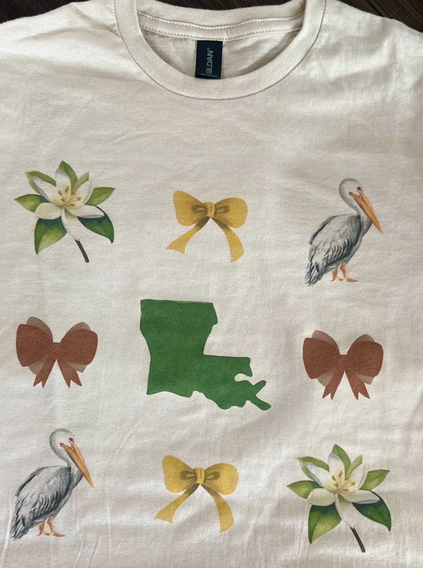 Louisiana pelicans|bows|magnolias t-shirt